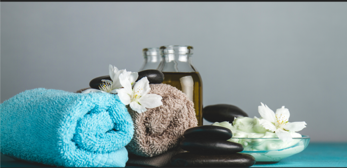 serviette et pierre chzude de massage