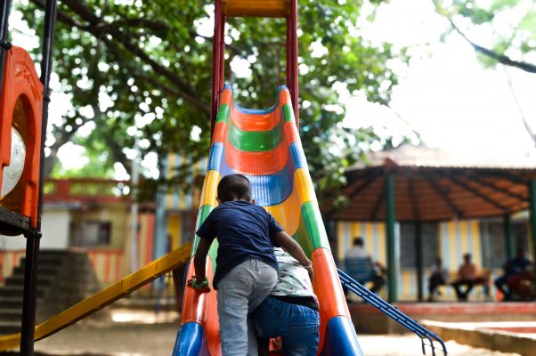 enfant qui joue dans un toboggans