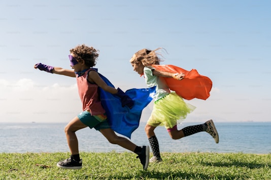 Deux enfant qui courent en costume vue de profil