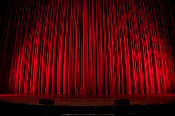 Rideau rouge de théâtre fermé
