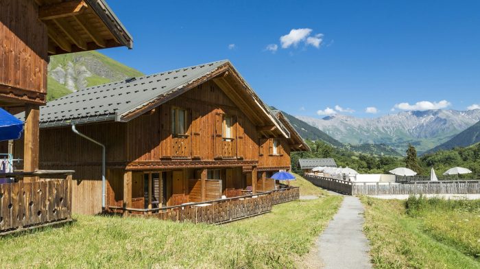 Chalet en bois dans la montagne