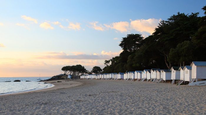 Plage avec coucher de soleil
