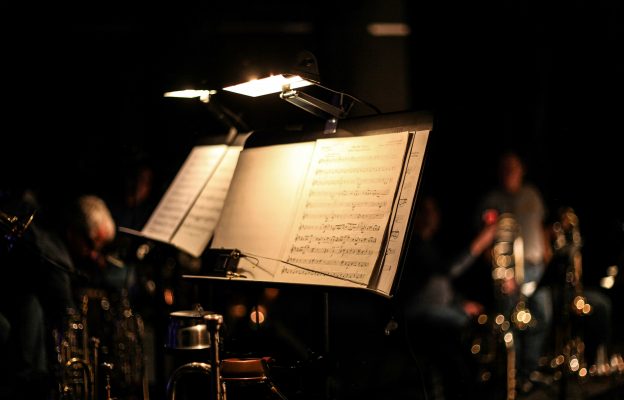 Pupitre avec des partitions de musique