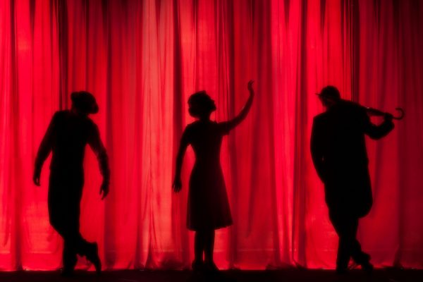 silhouette derriere un rideau de théâtre