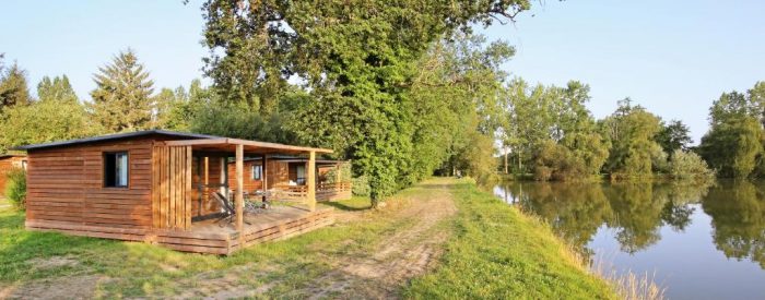 Chalet en bois dans la nature au bord d
