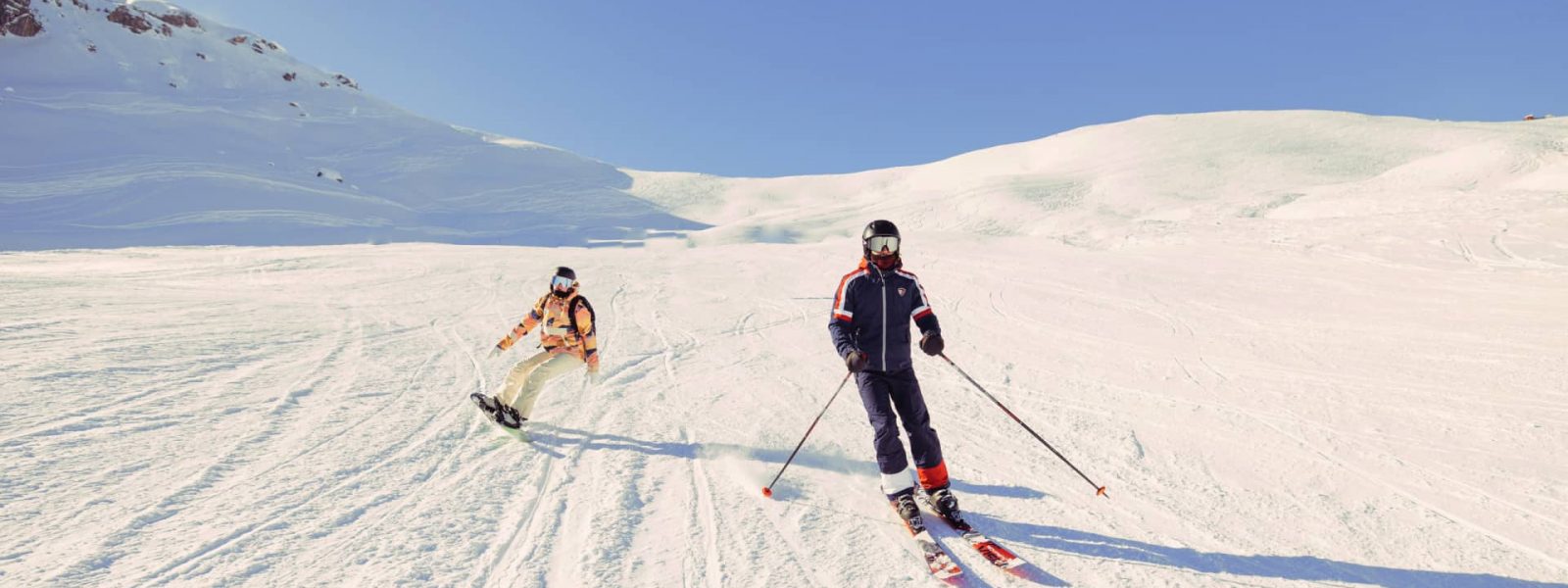 Deux personnes faisant du ski dans les montagnes