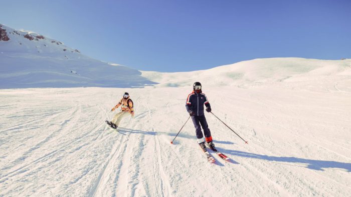Deux personnes faisant du ski dans les montagnes