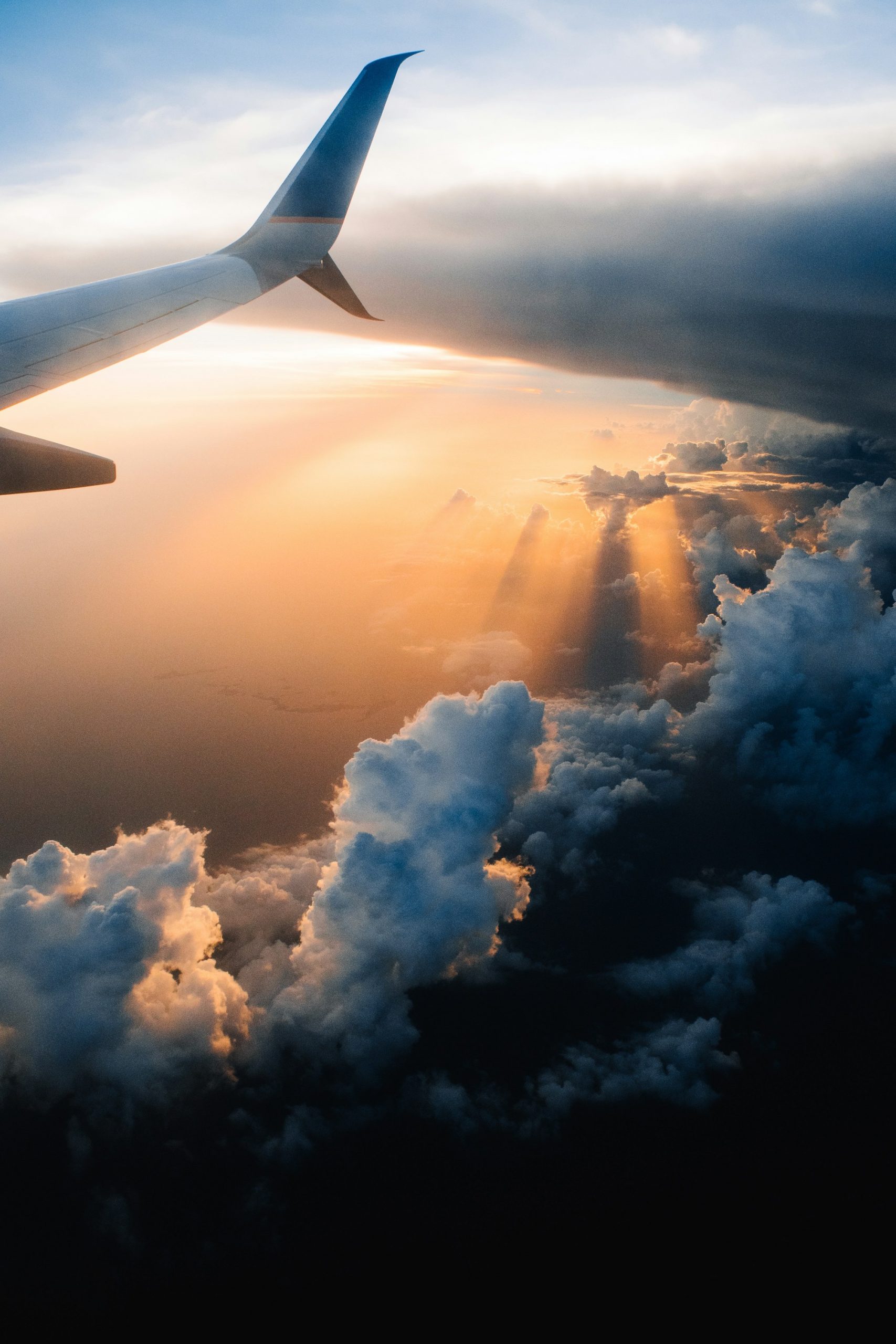 Avion dans le ciel évoquant le voyage