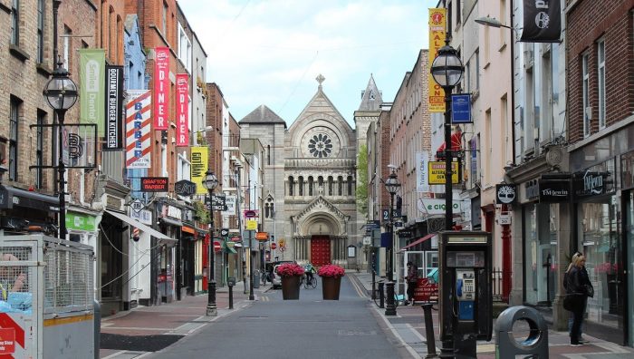 RUE DE DUBLIN EGLISE EN FOND